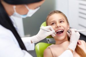Zahnerhalt-Zahnzusatzversicherung-Kinder-300x200 Teeth checkup at dentist's office. Dentist examining girls teeth